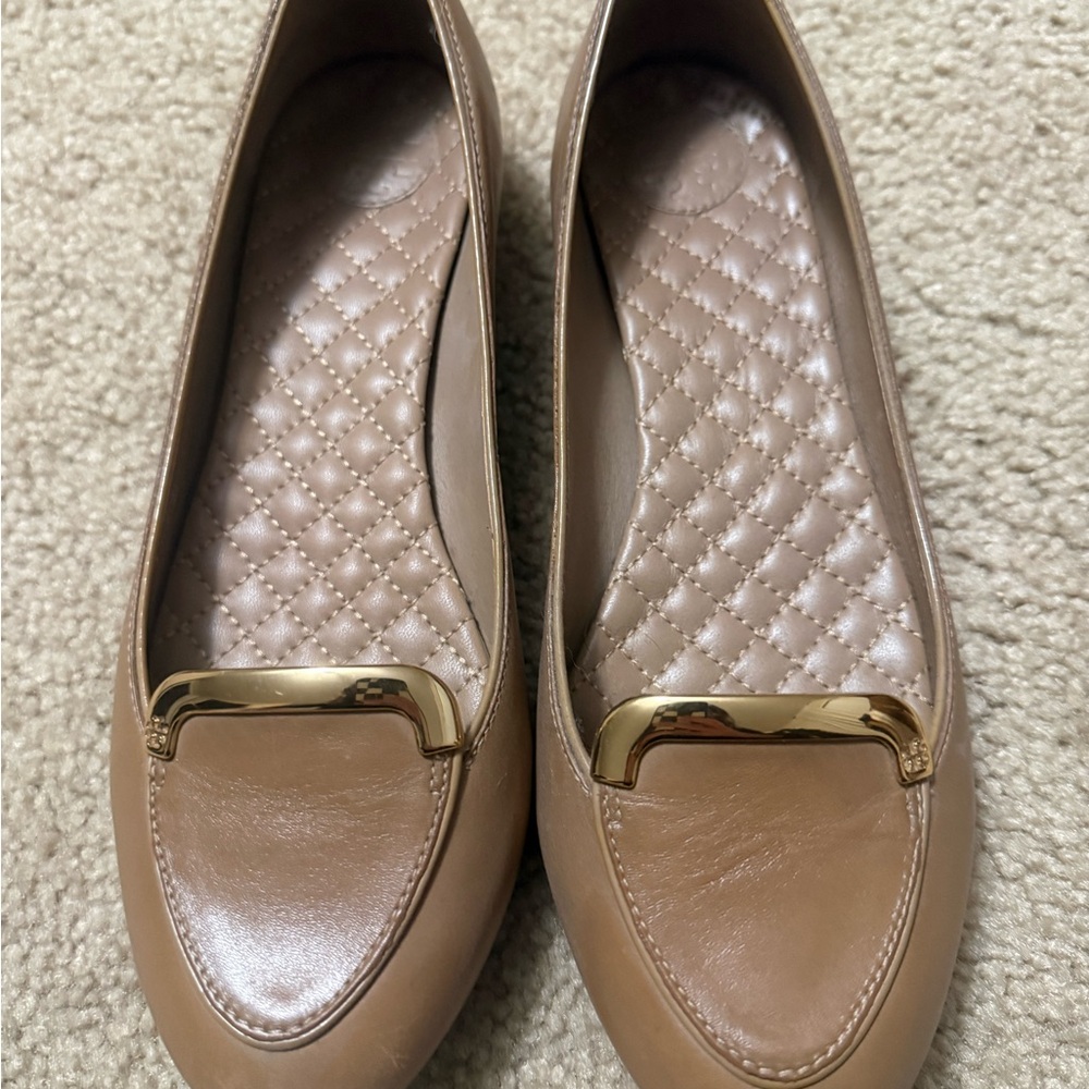 Elegant Tan Flats with Gold Accent